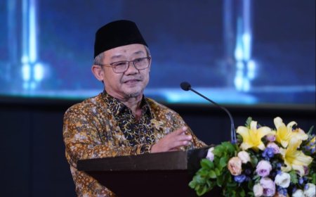 Abdul Mu’ti Sebut Salat Tidak Bisa Dilepaskan dari Situasi yang Melingkupi