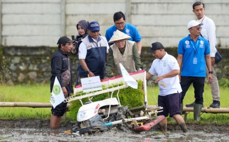 Haedar Nashir Tanam Padi Mentari di Pembukaan Jamnas JATAM I