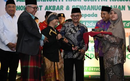 Mendikdasmen Terima Penghargaan YAI dari Lentera Hati Islamic Boarding School