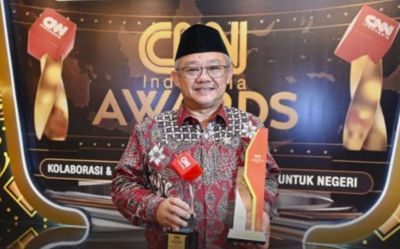 Mendikdasmen Terima Penghargaan Outstanding Human Capital Development dari CNN Indonesia Awards