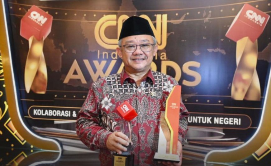 Mendikdasmen Terima Penghargaan Outstanding Human Capital Development dari CNN Indonesia Awards