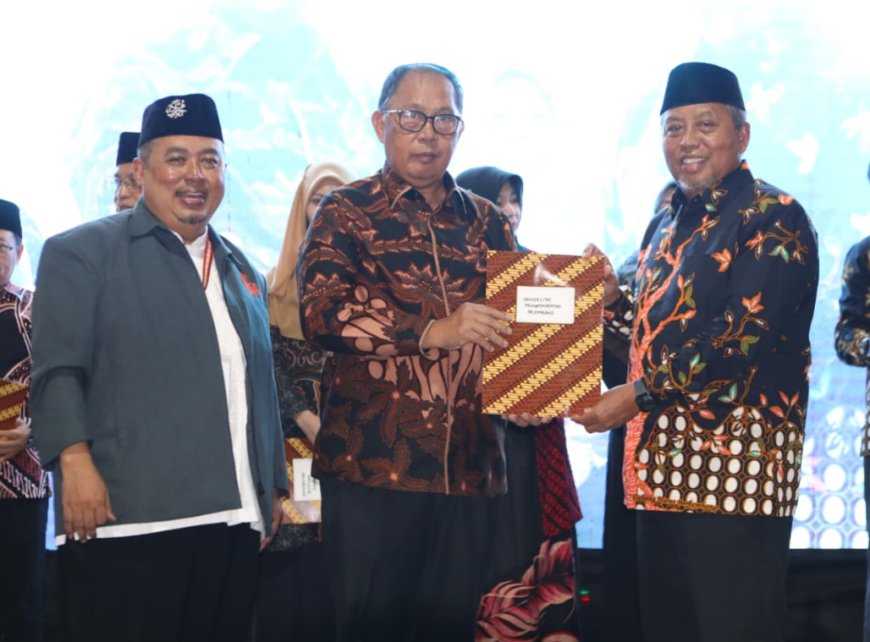 UM Palembang Raih Penghargaan PTMA Peduli Cabang, Ranting, dan Masjid Muhammadiyah