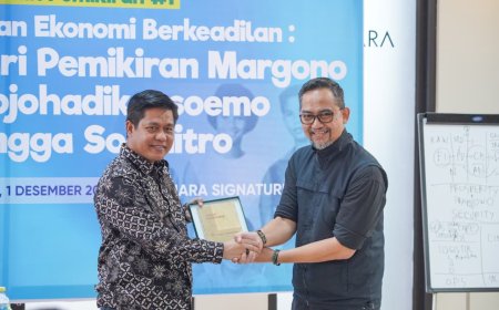 PS KPK UMP Terima Buku Orisinal Karya Sumitro Djojohadikusumo dari Sumitro Institute
