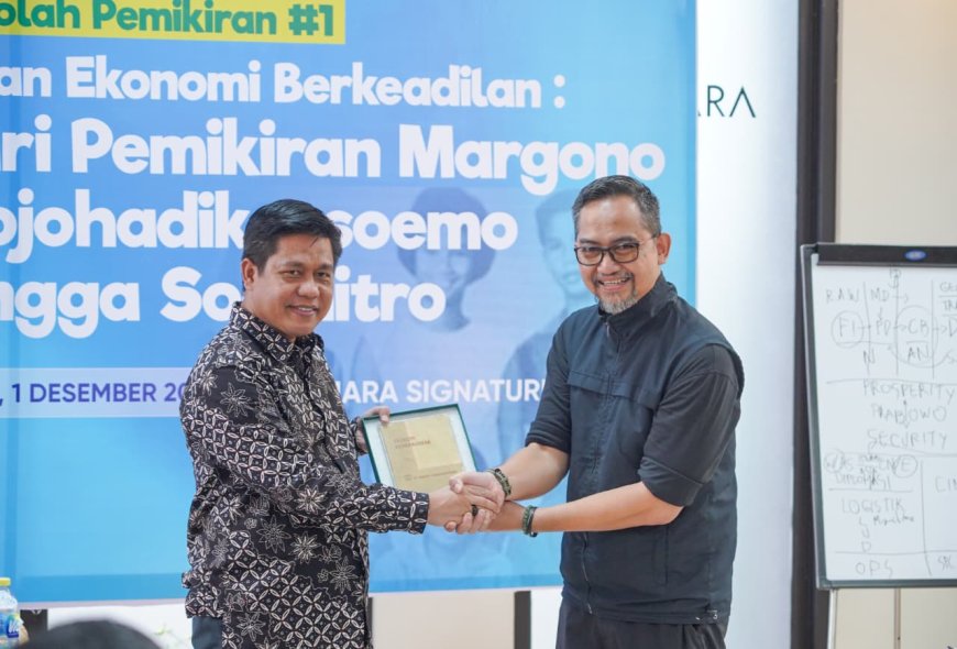 PS KPK UMP Terima Buku Orisinal Karya Sumitro Djojohadikusumo dari Sumitro Institute