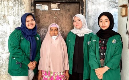 Implementasikan Teologi Al-Ma'un, Mahasiswa UHAMKA Bantu Nenek Penjual Mainan dengan Galang Dana Digital