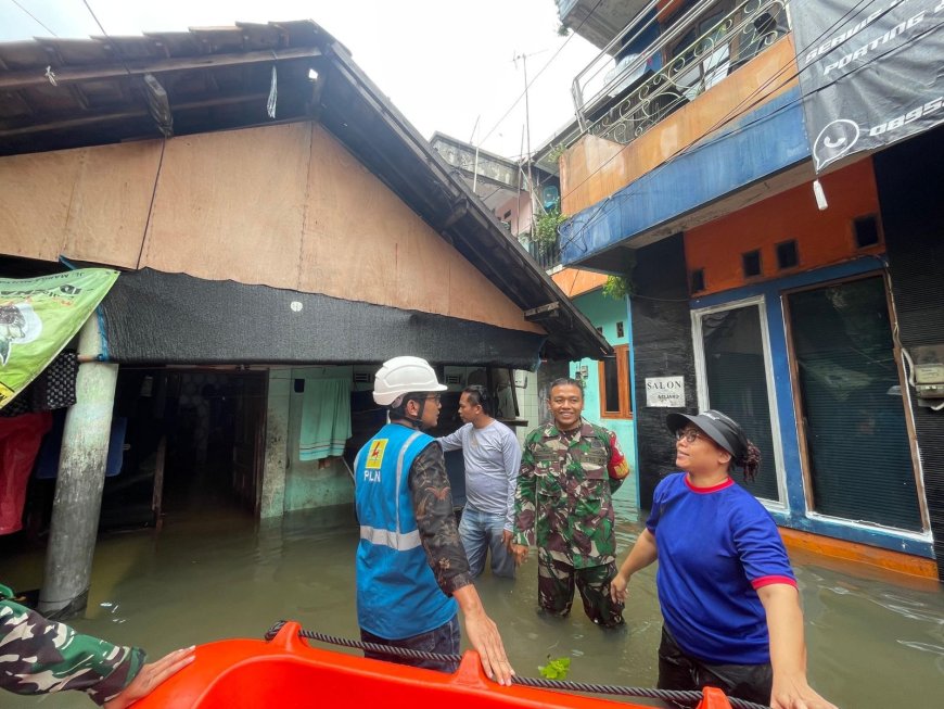 PLN UID Jakarta Raya Turun ke Lokasi Banjir, Edukasi Warga soal Bahaya Listrik