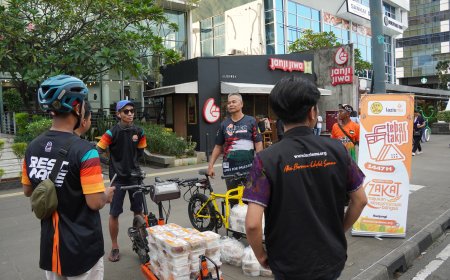 Lazismu Gandeng Komunitas Sepeda Tebar Takjil untuk Pekerja Jalanan