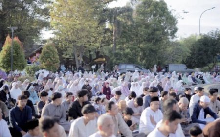 Salat Idulfitri di UMS Ribuan Jamaah Diingatkan Jaga Kejujuran dan Kepedulian
