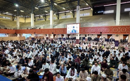 Diikuti Ribuan Jemaah, Salat Idulfitri di Unismuh Makassar Tetap Khidmat Meski Diguyur Hujan