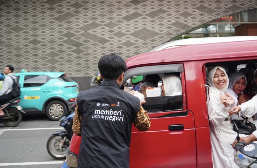 Lazismu dan FOZ Bagikan 200 Paket Berbuka di Bundaran HI