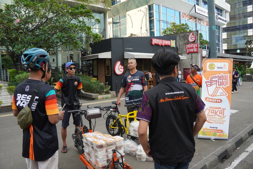Lazismu Gandeng Komunitas Sepeda Tebar Takjil untuk Pekerja Jalanan