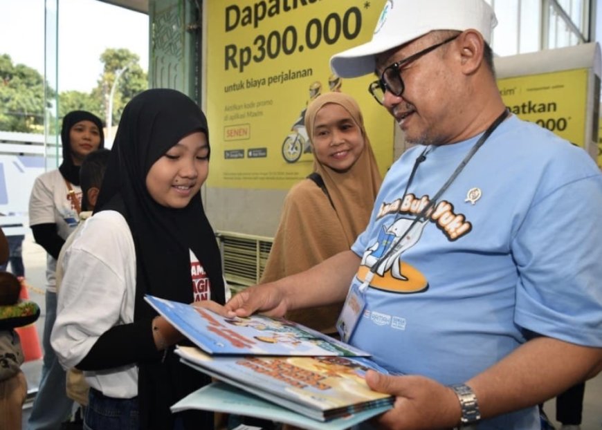 Mendikdasmen Bagikan Puluhan Ribu Buku untuk Anak Pemudik