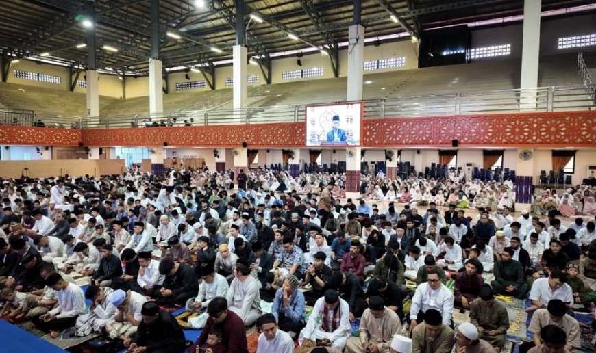 Diikuti Ribuan Jemaah, Salat Idulfitri di Unismuh Makassar Tetap Khidmat Meski Diguyur Hujan