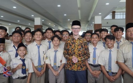 Dubes Inggris Serahkan Gold Medal Duke of Edinburgh Award kepada Siswa Muhammadiyah