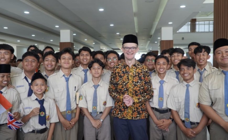 Dubes Inggris Serahkan Gold Medal Duke of Edinburgh Award kepada Siswa Muhammadiyah