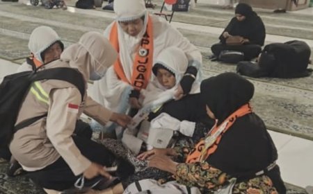 Jemaah Haji Lansia Sesak Napas di Masjid Nabawi, Tim Medis PPIH Arab Saudi Bergerak Cepat