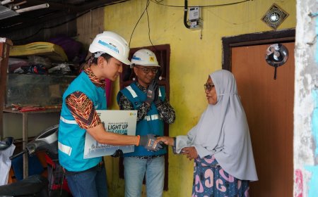 PLN Hadirkan Sambungan Listrik Gratis untuk Lansia di Kramat Jati, Ibu Upik Kini Bisa Menikmati Listrik Mandiri