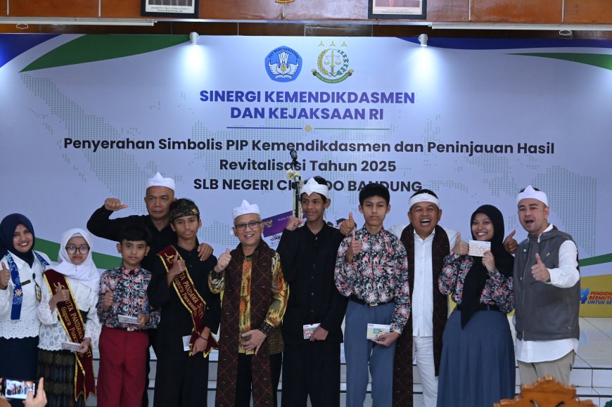 Pemerintah Salurkan PIP dan Tinjau Revitalisasi SLB Negeri Cicendo Bandung