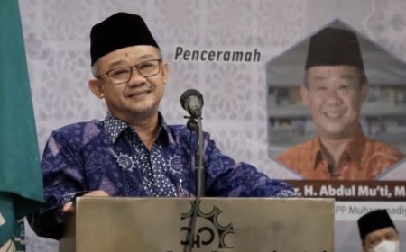 Abdul Mu’ti: Sarjana Harus Jadi Perancang Perubahan, Bukan Sekadar Mengikuti Perkembangan Zaman