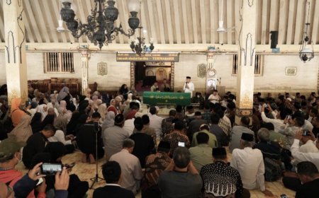 Tangis dan Doa Iringi Kepergian Prof. Siti Chamamah Soeratno di Masjid Gedhe Kauman