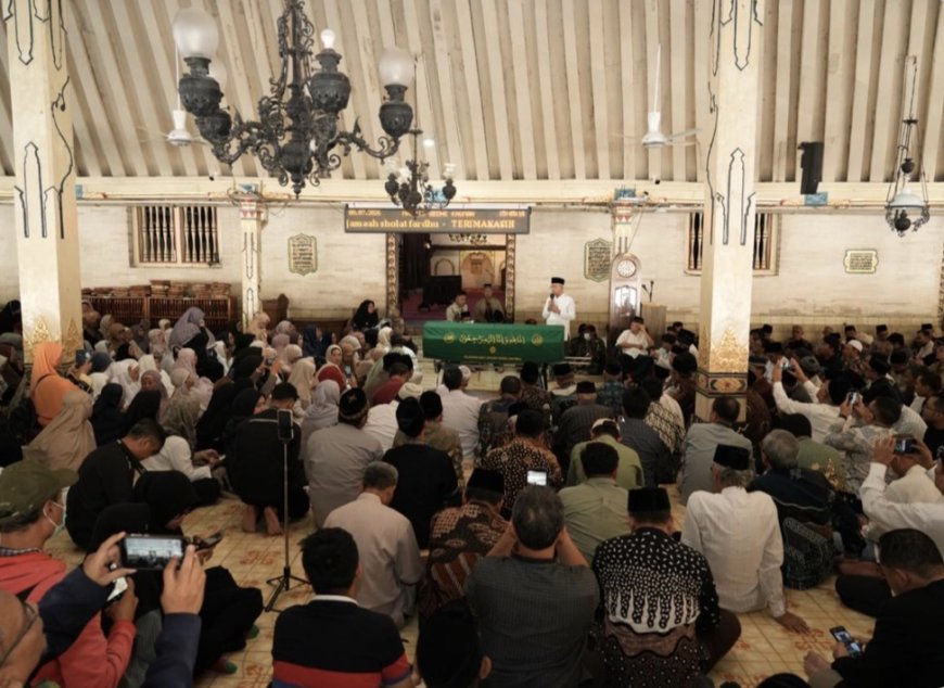 Tangis dan Doa Iringi Kepergian Prof. Siti Chamamah Soeratno di Masjid Gedhe Kauman
