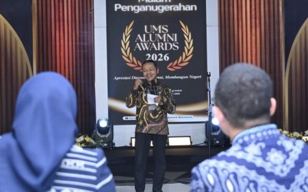 UMS Anugerahkan Public Leadership Award kepada Wamendikdasmen Fajar Riza Ul Haq
