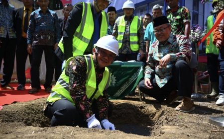 Abdul Mu’ti Letakkan Batu Pertama Gedung Belajar SMK Muhammadiyah 7 Gondanglegi