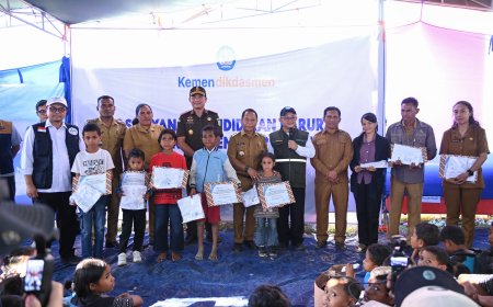 Mendikdasmen Salurkan Santunan Rp305 Juta untuk Korban Gempa NTT