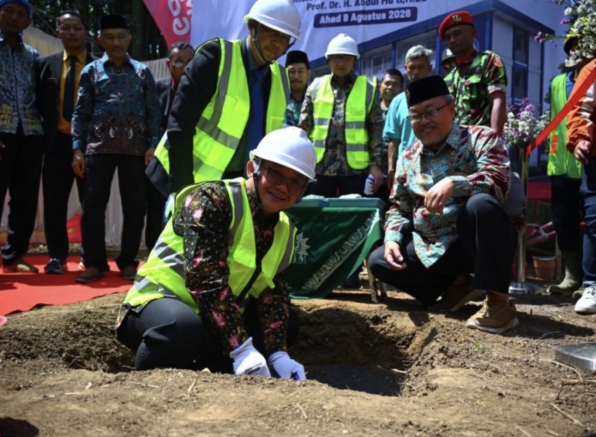 Abdul Mu’ti Letakkan Batu Pertama Gedung Belajar SMK Muhammadiyah 7 Gondanglegi