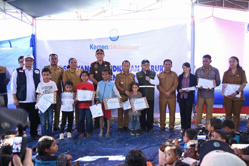 Mendikdasmen Salurkan Santunan Rp305 Juta untuk Korban Gempa NTT