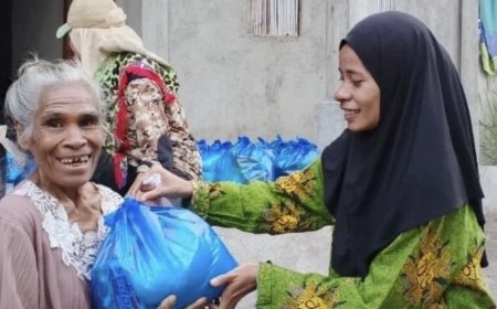 Menembus Laut Flores, Rombongan 'Aisyiyah Sikka Salurkan Bantuan Kemanusiaan untuk Penyintas Gempa Pulau Palue