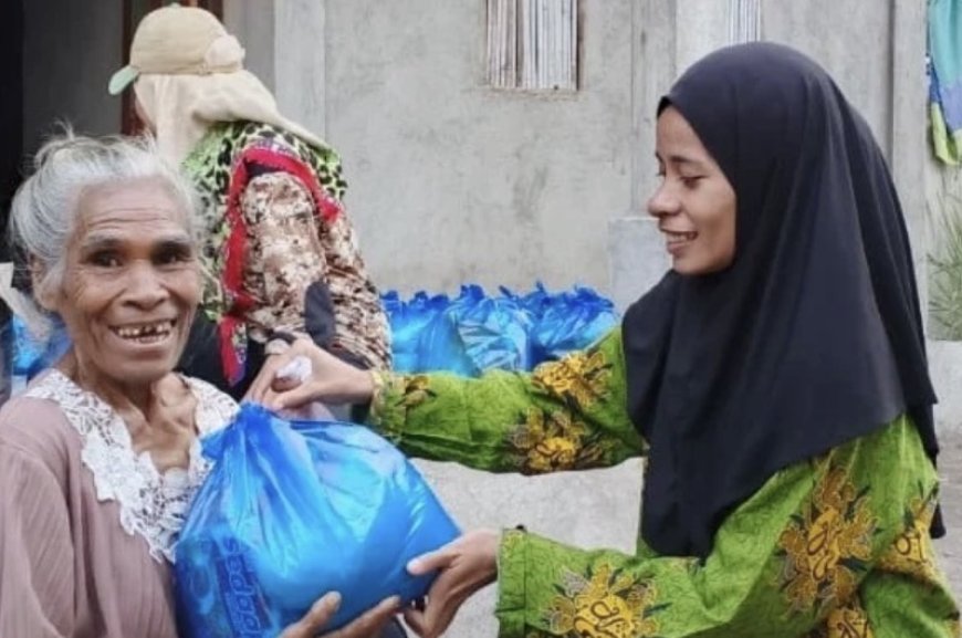 Menembus Laut Flores, Rombongan 'Aisyiyah Sikka Salurkan Bantuan Kemanusiaan untuk Penyintas Gempa Pulau Palue