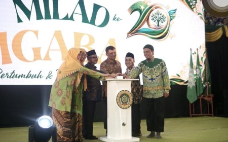 Ribuan Guru Hadiri Apel Akbar Milad TK ABA ke-107, Mendikdasmen Mu'ti Tegaskan Peran Guru Sebagai Rol Model
