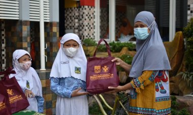 Minyak Lagi Langka, SD Muhammadiyah 18 Surabaya Bagikan Ratusan Paket Sembako