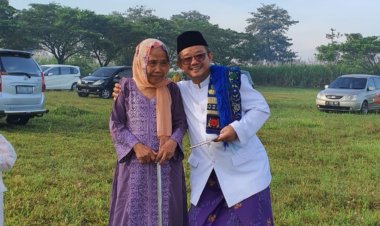 Abdul Mu'ti Unggah Foto Bersama Ibunda di Momen Idul Fitri