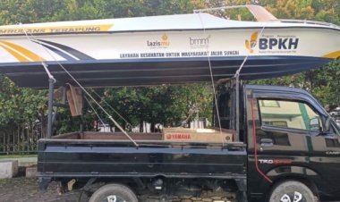 BPKH Bersama Baitulmaal Muamalat Muhammadiyah dan Lazismu Serahkan Ambulans Terapung untuk Warga Kalbar