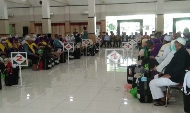 48 Jemaah Rembang Tiba di Debarkasi, Tiga Orang Langsung Diantar Pulang