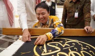 Hilman Latief Dapat Kesempatan Menyulam Kain Kiswah Penutup Ka’bah