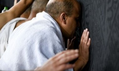 Jemaah Umrah Diminta Jaga Prokes Saat Menyentuh dan Mencium Ka'bah