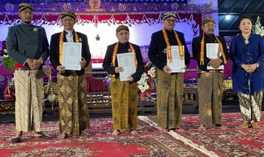 KH Tafsir Diberi Gelar Kanjeng Raden Aryo Tumenggung oleh Keraton Surakarta