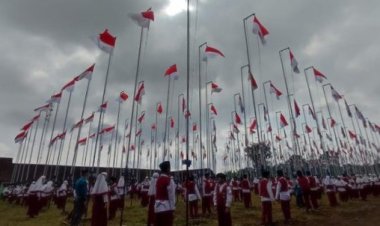 SD Muhammadiyah Plus Salatiga Peringati HUT RI ke-77 dengan Kibarkan Ratusan Bendera Merah Putih