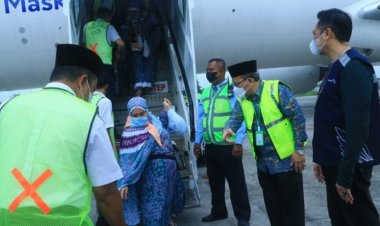 Jemaah Embarkasi Medan Mendarat di Bandara Kualanamu, Kakanwil ke Petugas: Layani Sepenuh Hati