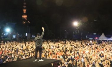 Guyon Waton Meriahkan Malam Puncak PKKMB UMP 2022