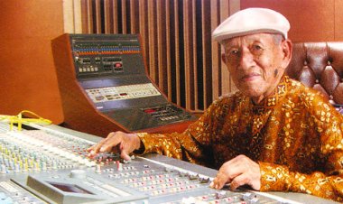 UMS Beri Penghargaan Tiga Seniman Asal Kota Solo di Malam Mangayubagyo Muktamar ke-48