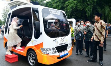 Presiden Jokowi dan Ibu Iriana Jajal Microbus Solar Car Suryawangsa 2 Saat Hadiri Pembukaan Muktamar ke-48 di Stadion Manahan
