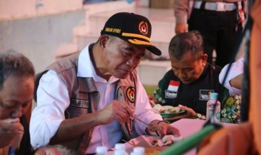 Muhadjir Effendy Cek Ketersediaan dan Cicipi Sajian Dapur Umum Relawan Muhammadiyah di Cianjur