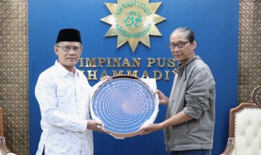 Haedar Nashir Terima Kaligrafi Museum Muhammadiyah dari Komunitas Merapi