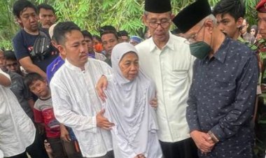 Putra  Irwan Akib Wafat, Haedar Nashir Takziah ke Pemakaman