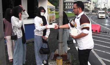 Lazismu Bagi-bagi Takjil ke Pengguna Jalan di Tugu Tani