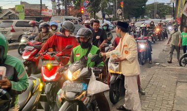 Pemuda Muhammadiyah Tangsel dan Lazismu Bagikan Ratusan Takjil Gratis ke Pengendara